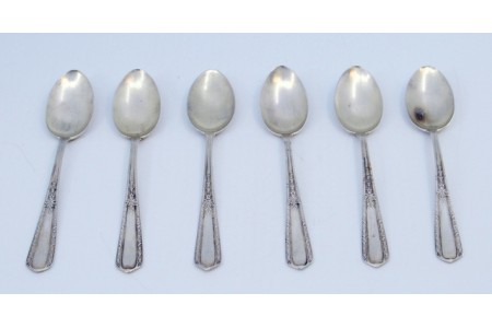  Conjunto de seis colheres de café em prata com os cabos relevados.